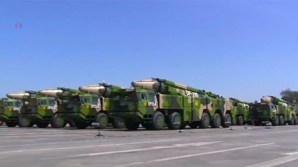 Auch Riad kauft sie: Mehrere DF-21D bei einer chinesischen Parade im Jahr 2015.