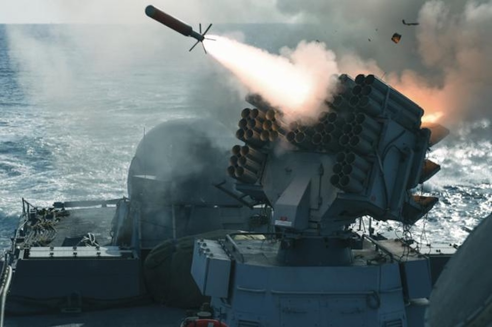 Das DESEAVER MK-4 erhält kontinuierlich Bedrohungsdaten von verschiedenen Bordsensoren, wertet jede Bedrohung aus, klassifiziert sie und erstellt einen Verteidigungsplan, der auf die spezifische Bedrohung zugeschnitten ist und auf der Luftverteidigungsdoktrin des Nutzers basiert.