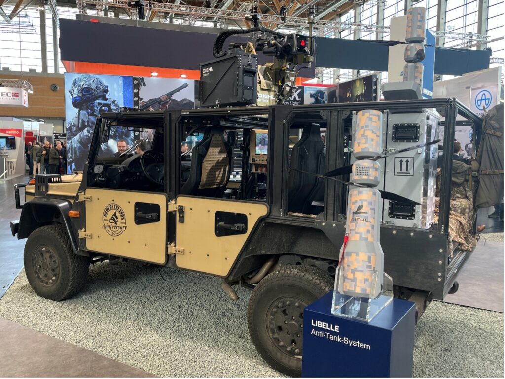 DIEHL Defence „Terrier“. Das Fahrzeug nutzt den ENOK AB, hat einen Startkanister für die Drohnen vom Typ LIBELLE und ein Drohnenabwehrsystem auf dem Dach. (Foto- AF)