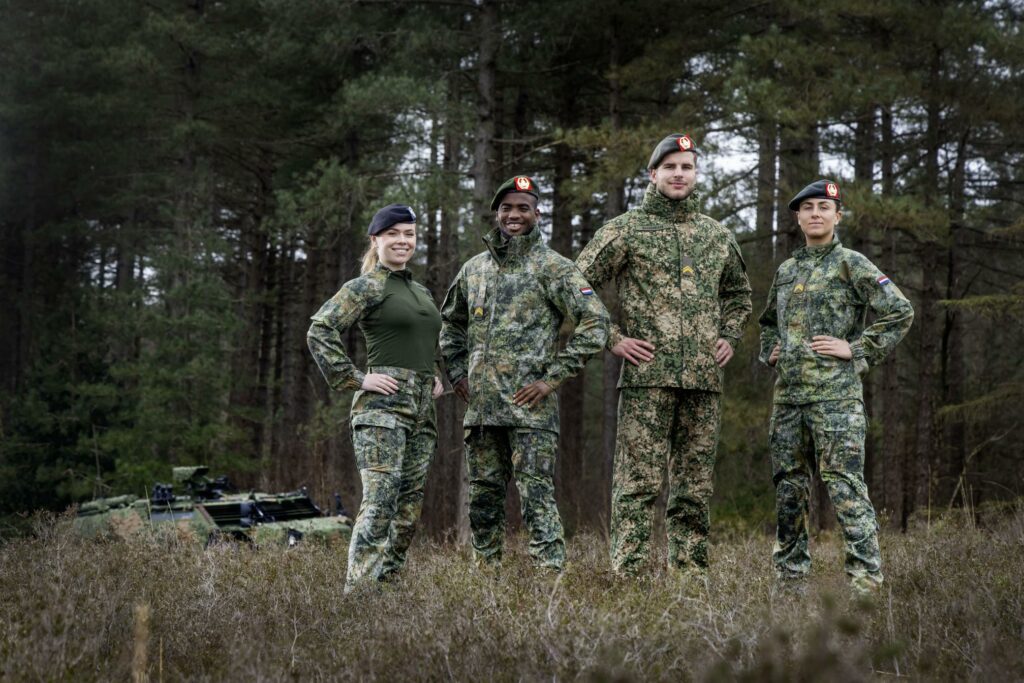 Bekleidung von Hexonia für Soldaten in Grün.