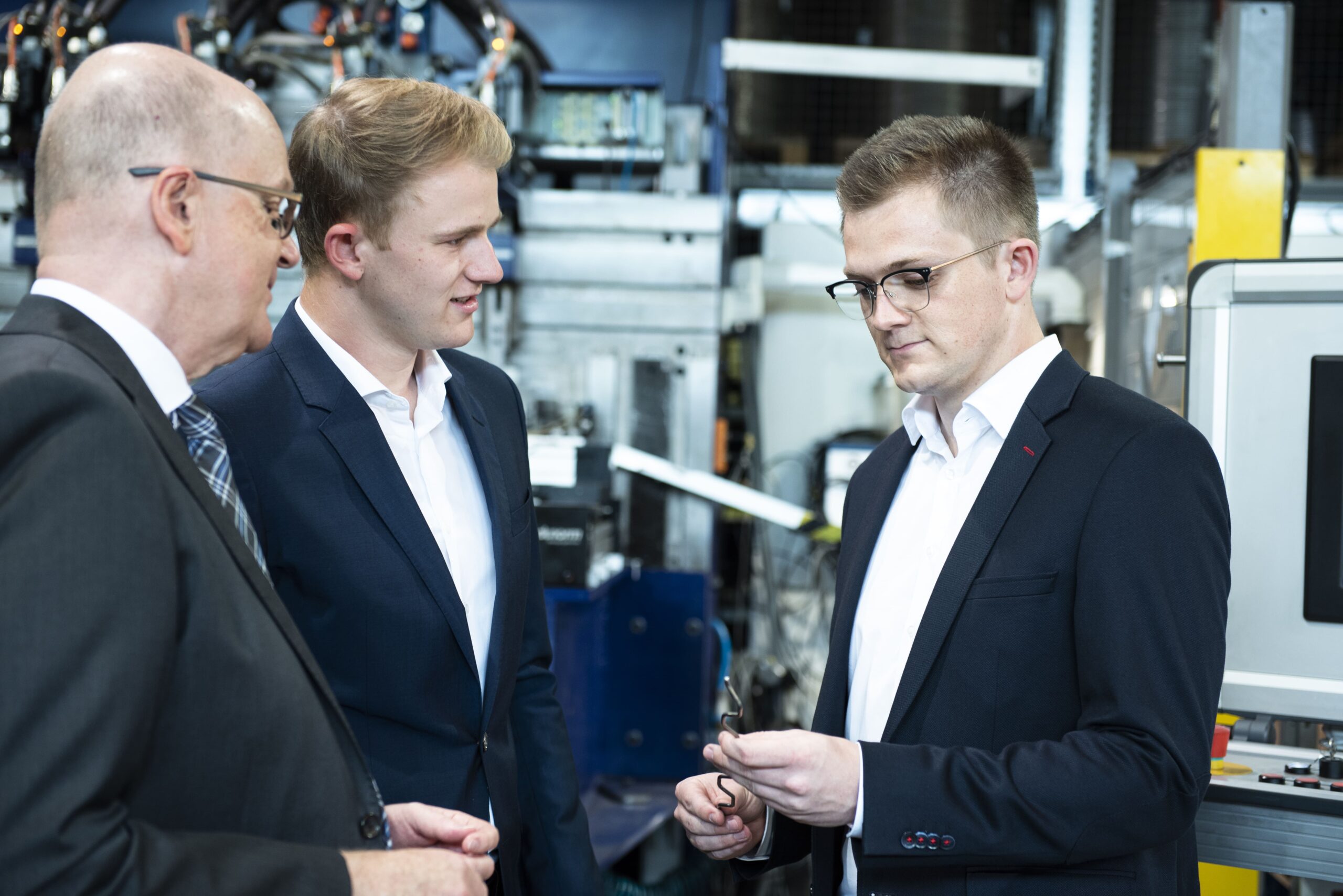 Die Firma ist ein Familienunternehmen. Vater Thomas Müchler (4. Generation, Beirat), Yanik Müchler (5. Generation, CEO) sowie sein Bruder Sven Müchler (5. Generation, CTO) (v.l.n.r.) (Alle Fotos: Wilh. Kämper)