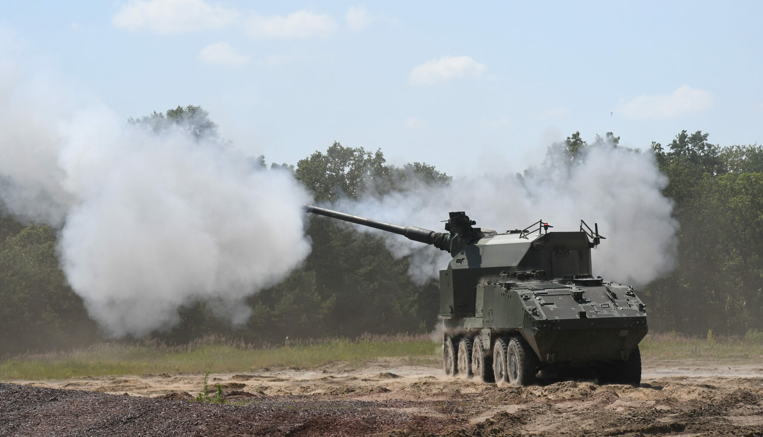 Zukunft der Artillerie: Das AGM von KNDS auf einem Piranha 10x10 HMC von GDELS bei der Schussabgabe.