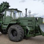 Das PZM-2 Traktor-Kampffahrzeug, entwickelt auf der Basis des T-150 Traktors auch zum Grabenkampf. (Open Source Photo)