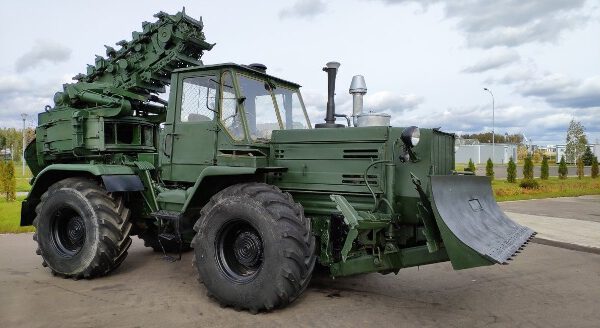 Das PZM-2 Traktor-Kampffahrzeug, entwickelt auf der Basis des T-150 Traktors auch zum Grabenkampf. (Open Source Photo)