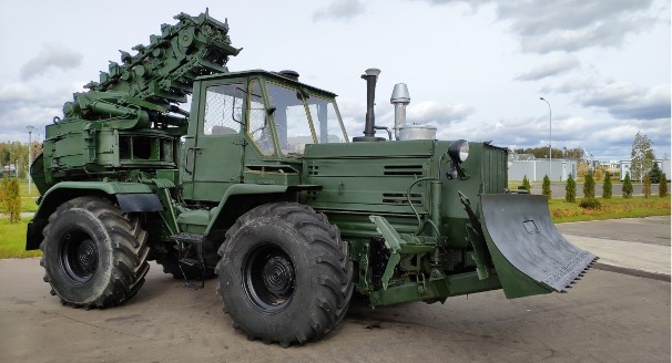 Das PZM-2 Traktor-Kampffahrzeug, entwickelt auf der Basis des T-150 Traktors auch zum Grabenkampf. (Open Source Photo)