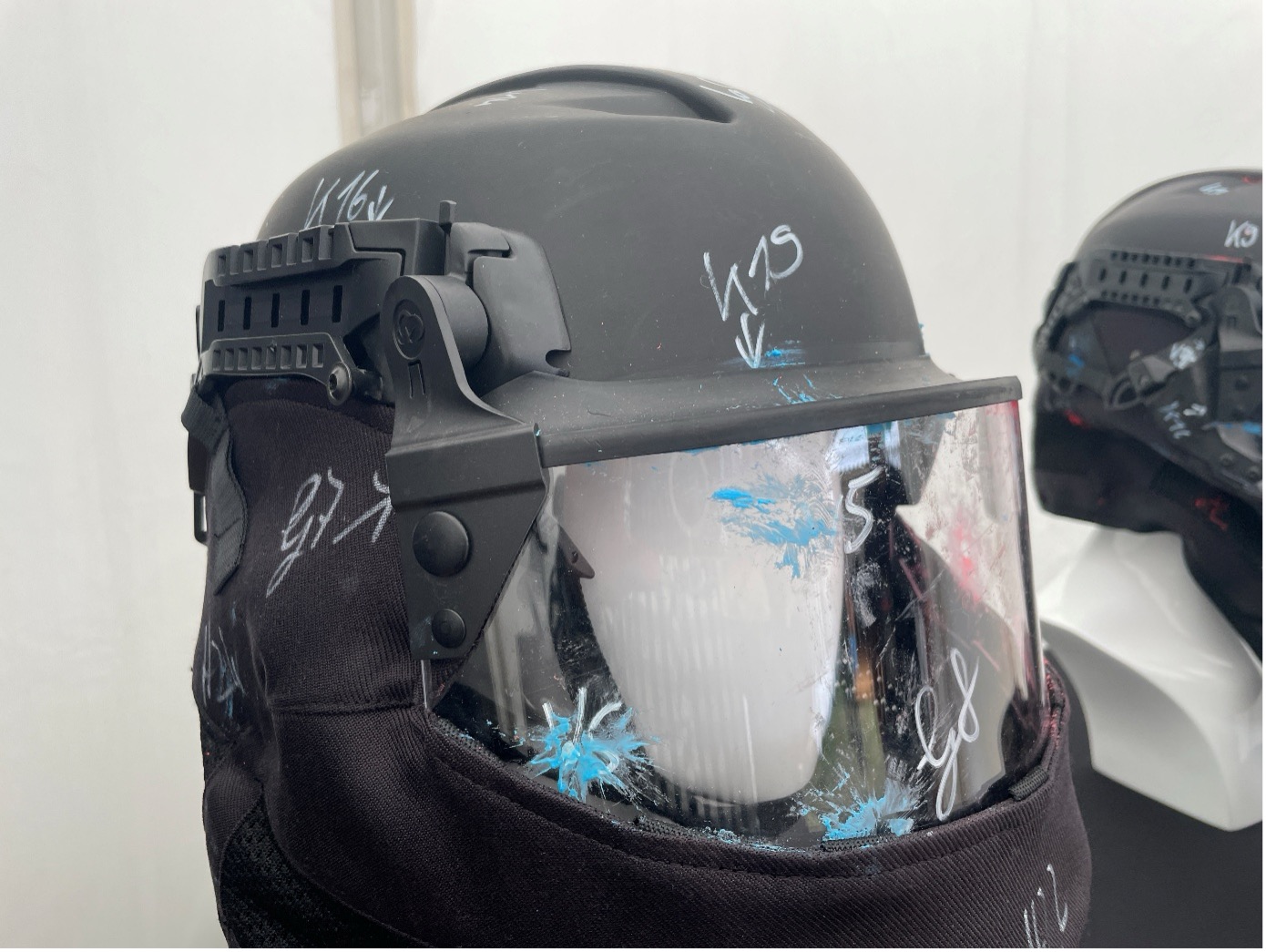 Busch PROtective: Das Trainings-Kit besteht neben einem Helm aus dem CTV-1 Visier – hier einteilig - dem CTM-1 Mandible mit CRH-2 Seitenarmen sowie CTM-1 Kragen
