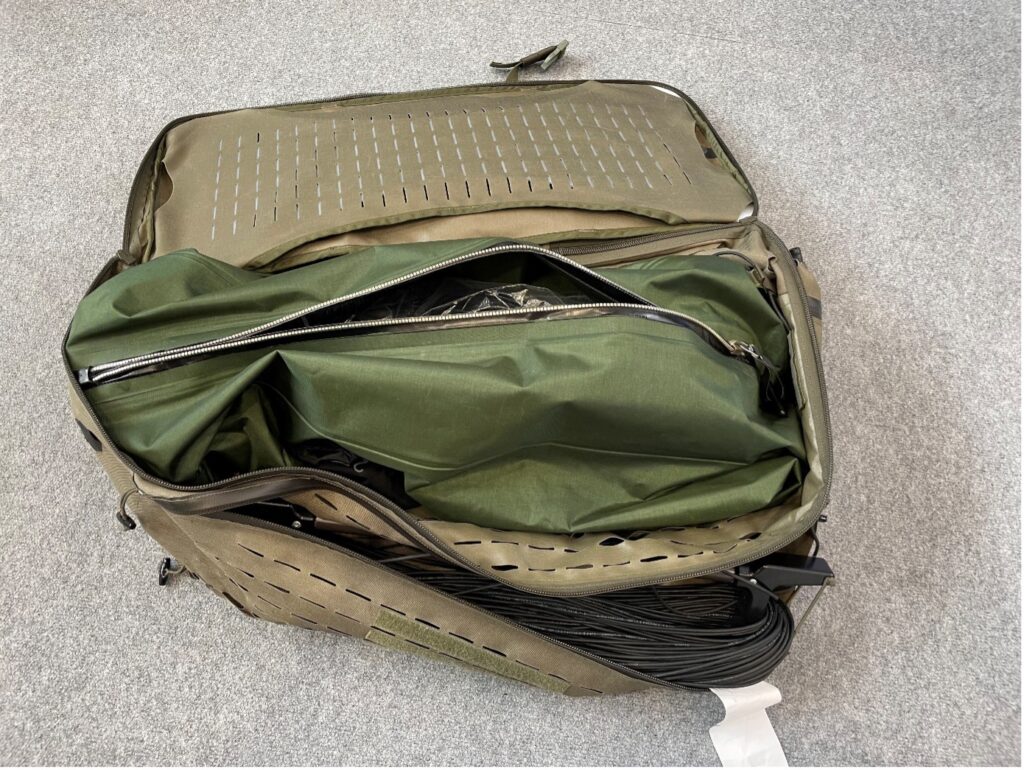 Der Amphibious Cache Container - Extensible Surface Stretcher, hier gut zu unterscheiden die Außenhülle sowie der Innensack.