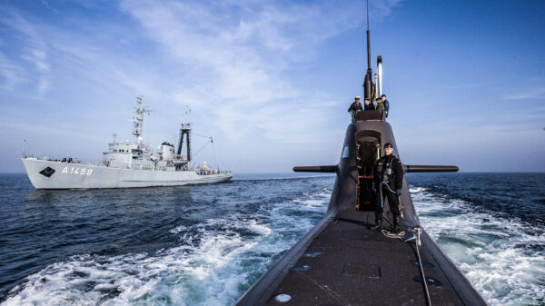 U212 CD: Der Hochseeschlepper A 1458 Fehmarn begleitet das Uboot U31 im Rahmen der Wachoffizier-Prüfung auf dem Uboot U31, am 10.10.2018.
