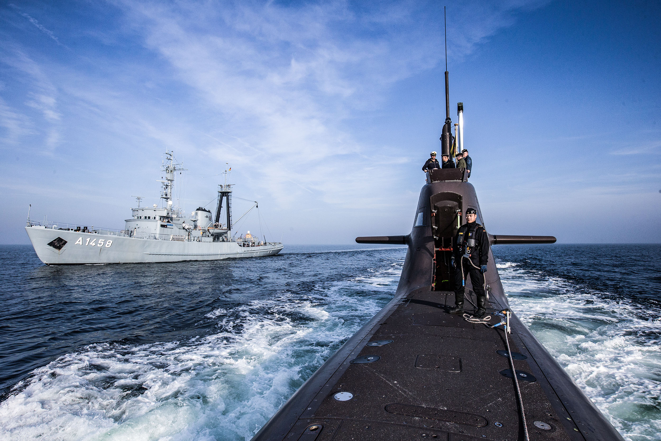 U212 CD: Der Hochseeschlepper A 1458 Fehmarn begleitet das Uboot U31 im Rahmen der Wachoffizier-Prüfung auf dem Uboot U31, am 10.10.2018.