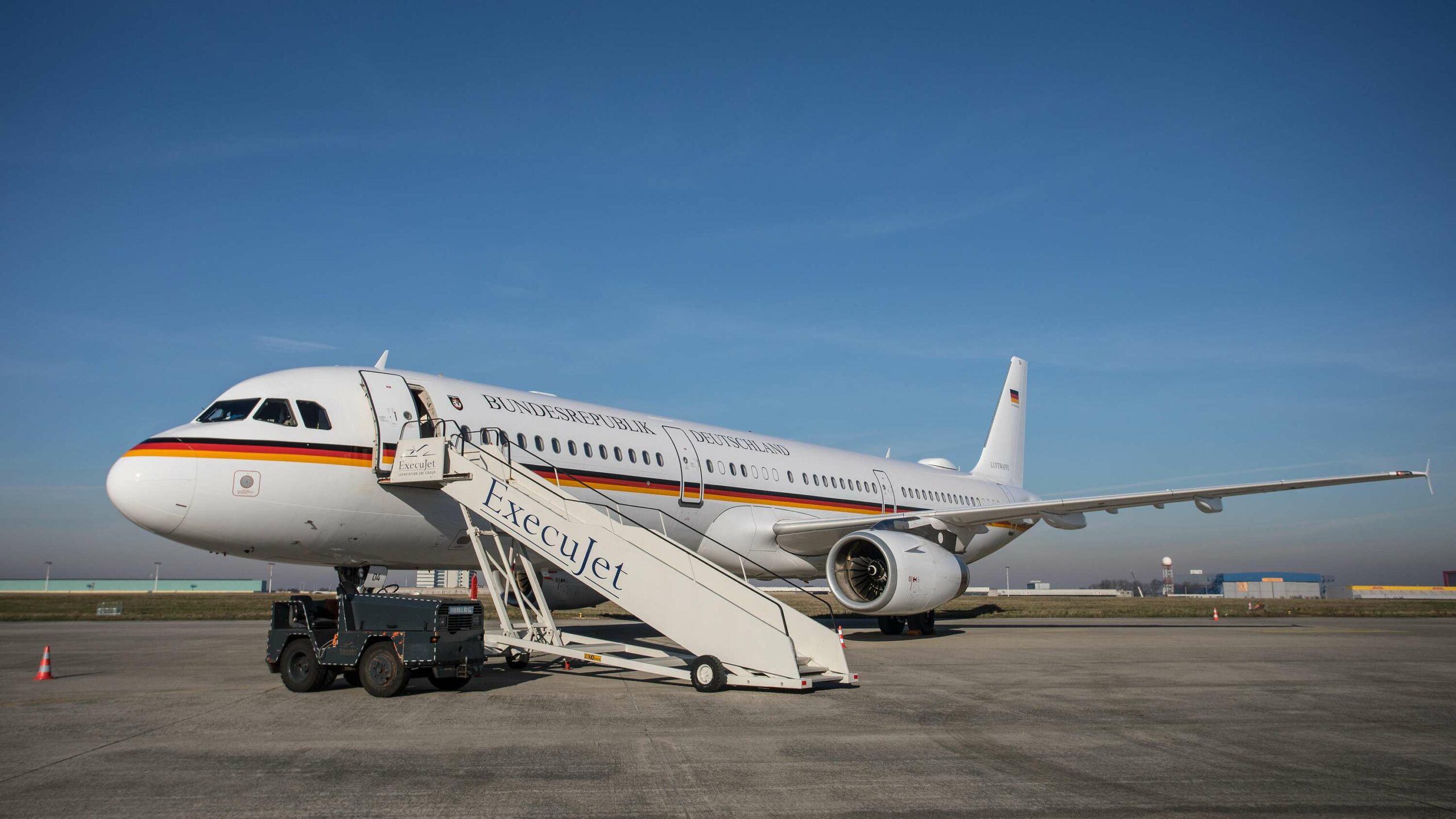Krisenstufe erhöht: Der Regierungsflieger Airbus A321-200 der Flugbereitschaft steht nach der Landung auf dem Flughafen Brüssel in Parkposition. Bundeswehr:Jane Schmidt