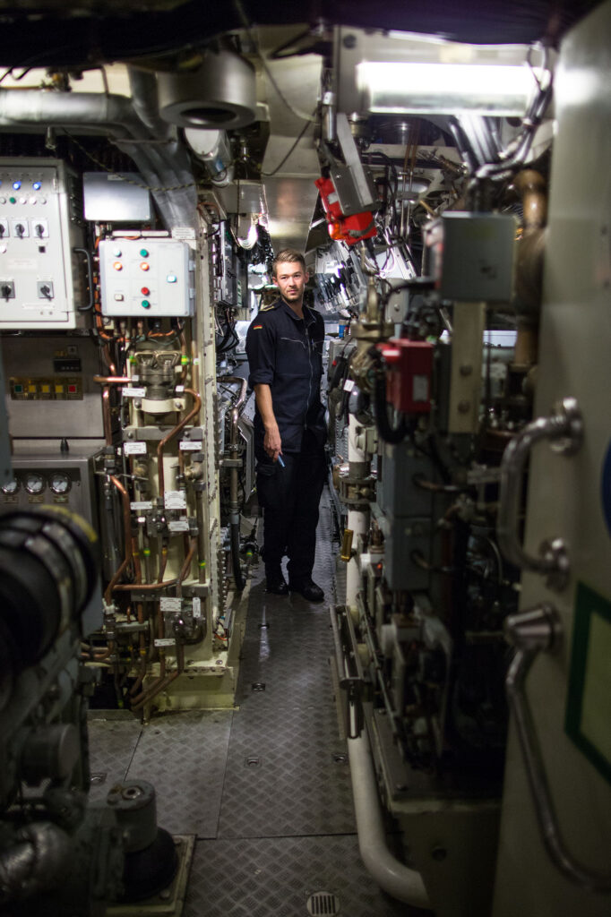 Der Schiffsbetriebstechniker arbeitet im Maschinenraum im Rahmen der Wachoffizier-Prüfung auf dem Uboot U31 in der Ostsee, am 09.10.2018.