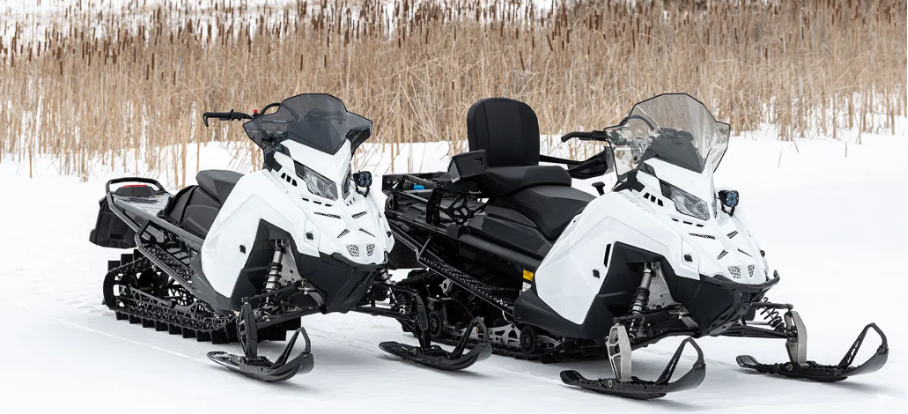 Die 2025 Military 650 TITAN 155 (rechts) und 2025 Military 850 PRO RMK 155 im Vergleich.