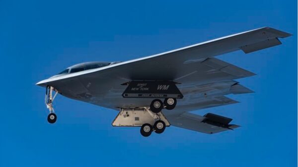 B-2 Bomber: Die B-2 Spirit führt Tiefflugversuche auf der Edwards Air Force Base durch. (Bildnachweis- Northrop Grumman)
