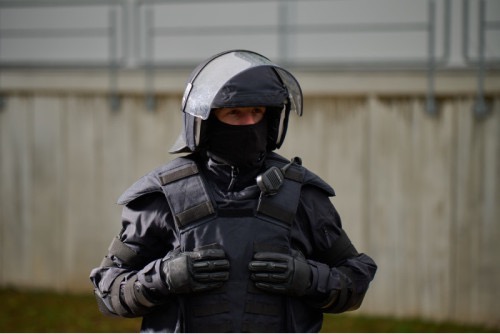 Die PYRAD-Schutztechnologie von Gore-Tex bietet Schutz vor Hitze und Flammen. Sowohl beim Militär – IED-Anschläge, Artilleriebeschuss – als auch wie hier bei der Polizei.