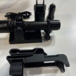 Die SETO FLASHLIGHT FC LED RECHARGEABLE 2.0 kommt mit umfangreichem Zubehör, u.a. Ladeschale und drehbarem Holster