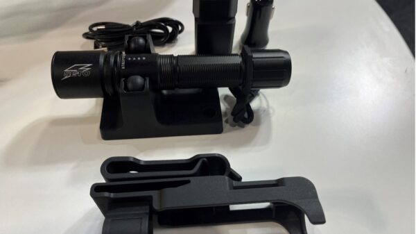 Die SETO FLASHLIGHT FC LED RECHARGEABLE 2.0 kommt mit umfangreichem Zubehör, u.a. Ladeschale und drehbarem Holster