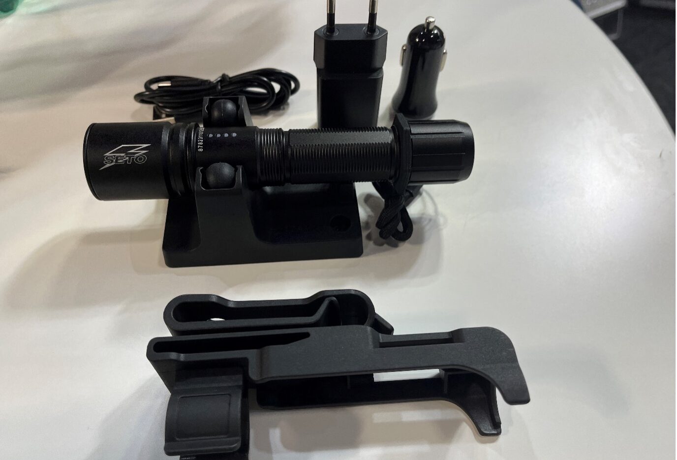Die SETO FLASHLIGHT FC LED RECHARGEABLE 2.0 kommt mit umfangreichem Zubehör, u.a. Ladeschale und drehbarem Holster