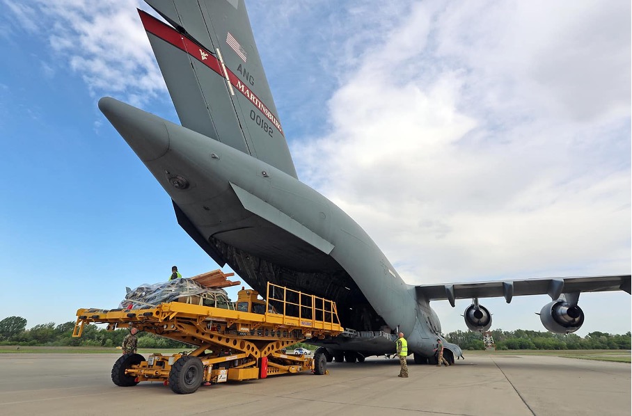Die Verbringung von Personal und Material erfolgt auf dem Luft- und Landweg. Viele Nationen stellen ihre Transportmittel zur Verfügung, unter Anderem US-amerikanische C-17, Airbus A400M aus Deutschland, Spanien und Frankreich, C-130 aus den Niederlanden und viele weitere. (Foto: DSK)