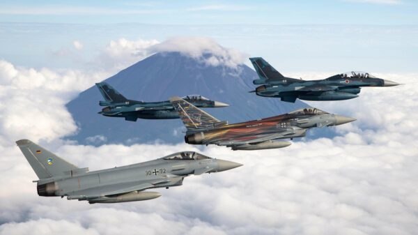 Japan und Deutschland: Deutschen Eurofighter vor der Kulisse des berühmten Bergs Fujiyama werden von japanischen F2-Kampfflugzeugen begrüßt und per Ehreneskorte begleitet.