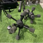 Passives C-UAS System : Die „Stern-Variante“ kann von Drohnen an entlegenen Orten abgeworfen werden. Bietet aber kürzere Detektionsreichweiten. Im Hintergrund liegen noch nicht aufgebaute „Stangen-Varianten“.