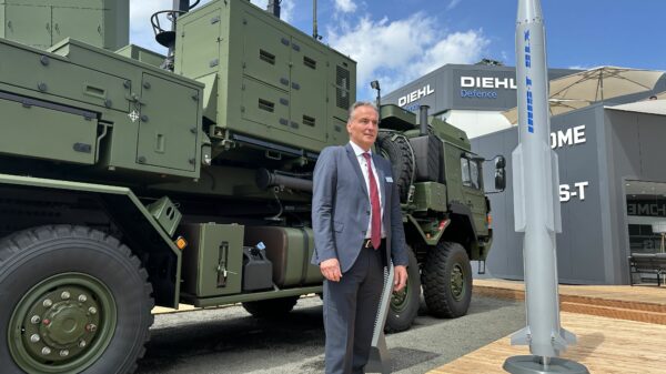 Helmut Rauch, CEO von Diehl Defence, vor dem Luftverteidigungssystem IRIS-T SLX auf der Luftfahrtausstellung ILA.