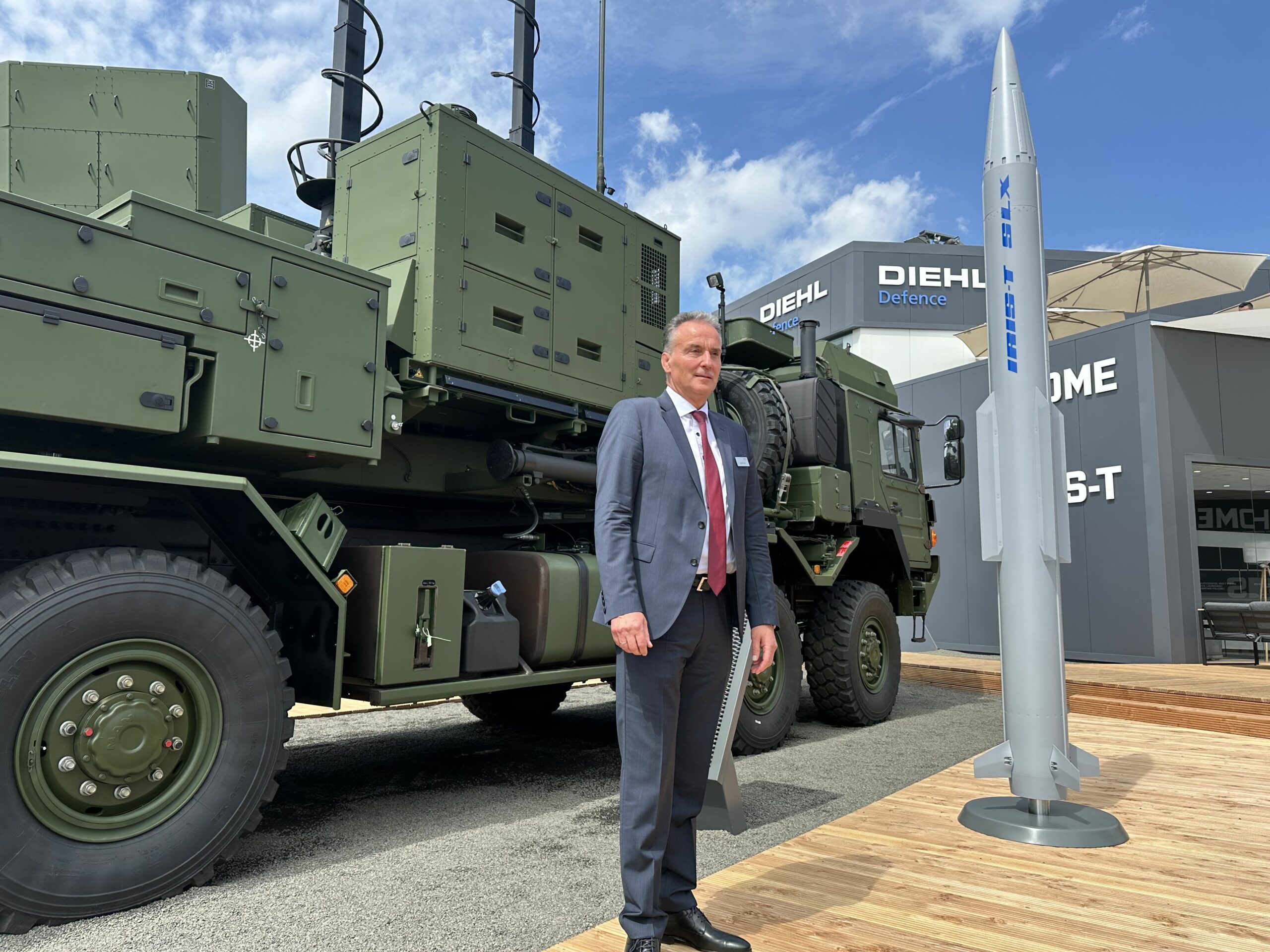 Helmut Rauch, CEO von Diehl Defence, vor dem Luftverteidigungssystem IRIS-T SLX auf der Luftfahrtausstellung ILA.