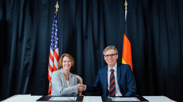 Diehl Defence hat eine Absichtserklärung mit Northrop Grumman (NG) unterzeichnet, die eine Studie zur Evaluierung der Integrationsfähigkeit des bodengebundenen Luftverteidigungssystems IRIS-T SLM von Diehl Defence in das Integrated Battle Command Systems (IBCS) von Northrop Grumman vorsieht