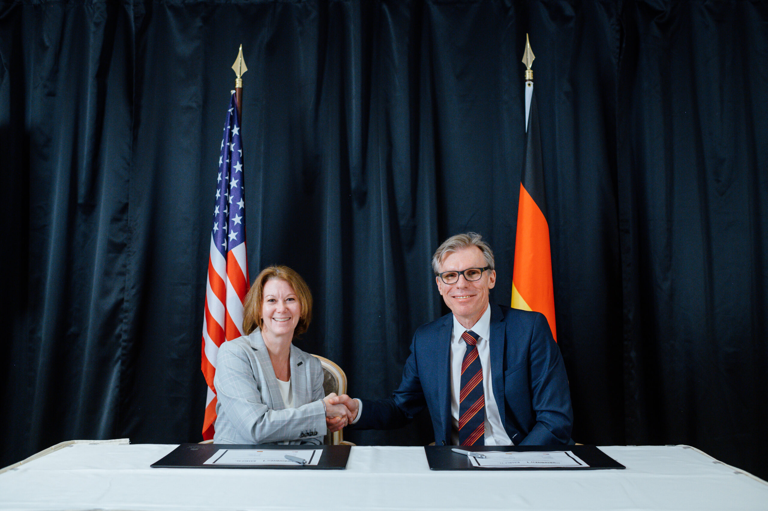 Diehl Defence hat eine Absichtserklärung mit Northrop Grumman (NG) unterzeichnet, die eine Studie zur Evaluierung der Integrationsfähigkeit des bodengebundenen Luftverteidigungssystems IRIS-T SLM von Diehl Defence in das Integrated Battle Command Systems (IBCS) von Northrop Grumman vorsieht