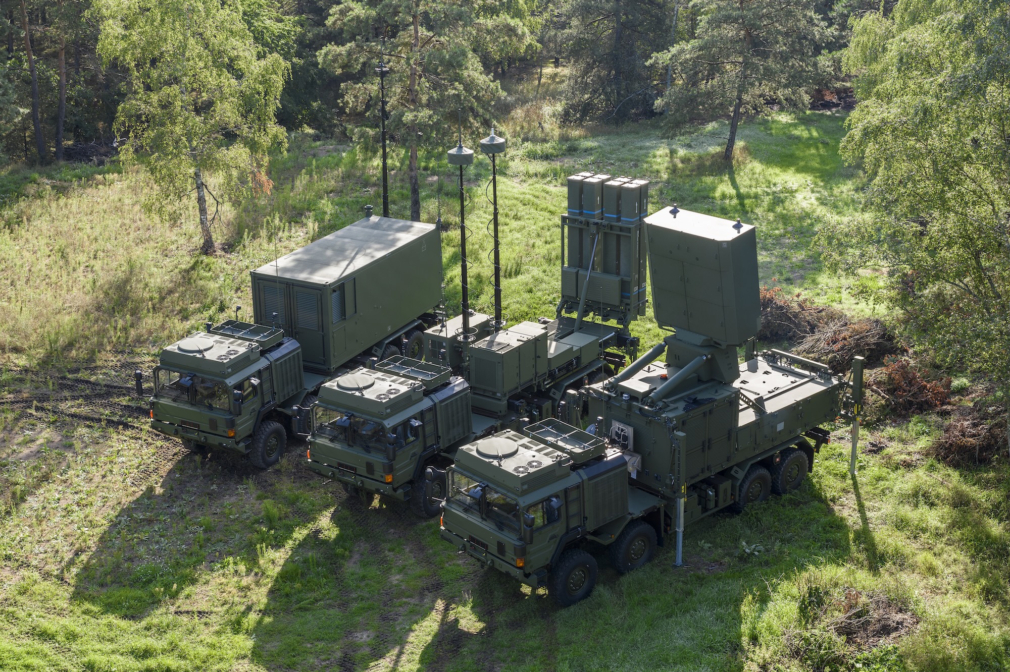 IRIS-T SLM mit den Systemkomponenten (v.l.n.r.) TOC, Launcher und Radar. Das Luftverteidigungssystem beweist in der Ukraine jeden Tag seine Wirksamkeit.