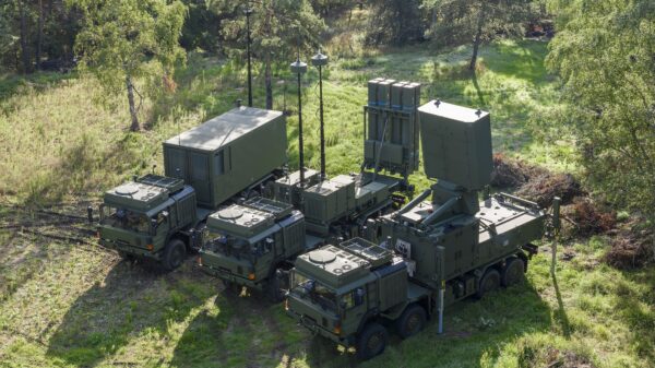 Das BAAINBw unterzeichnete für das Schweizer Beschaffungsamt armasuisse – weil der Kauf im Rahmen von ESSI geschieht – heute den Vertrag über insgesamt fünf IRIS-T SLM.