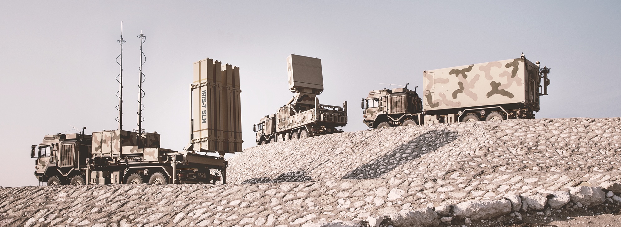 Die Komponenten des Luftverteidigungssystems IRIS-T SLM: Startgerät, Radar und Tactical Operation Center (TOC).