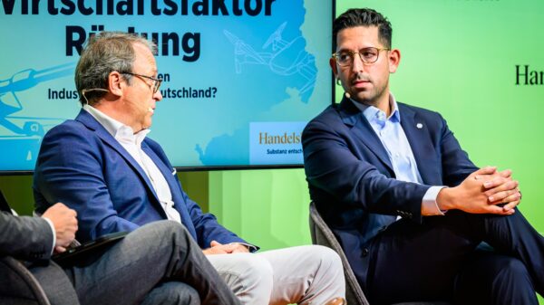 autonom: Stritten mehrfach um Grundsätzliches auf der Handelsblattkonferenz in Düsseldorf: Dr. Thomas Kauffmann, Geschäftsführer GDELS Deutschland (l.) und Marc A. Wietfeld CEO & Founder von ARX Robotics.
