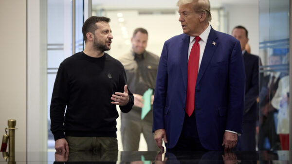 Noch im September 2024 sagte Donald Trump bei seinem Treffen mit Wolodymyr Selenskyj, dass der Präsident der Ukraine „durch die Hölle gegangen“ sei. „Und sein Land ist durch die Hölle gegangen wie nur wenige Länder – so etwas ist noch nie passiert. Niemand hat so etwas je gesehen. Es ist eine schreckliche Situation“, so Trump seinerzeit. Die heutige Verkündung auf X spricht allerdings eine ganz andere Sprache.
