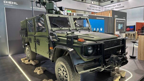 Die modernisierte Version des bereits im Dezember 2024 an die Ukraine gelieferten Counter-UAS-Systems Kinetic Defence Vehicle am Stand von Diehl Defence bei der EnforceTac.