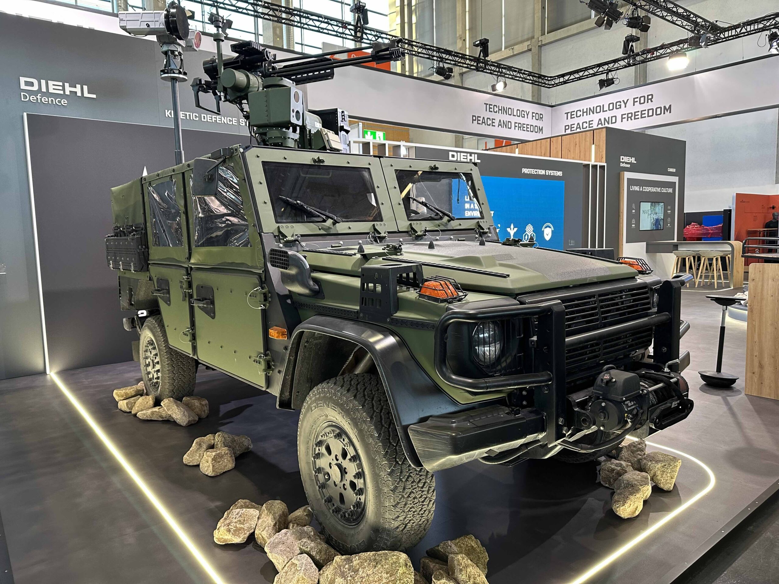 Die modernisierte Version des bereits im Dezember 2024 an die Ukraine gelieferten Counter-UAS-Systems Kinetic Defence Vehicle am Stand von Diehl Defence bei der EnforceTac.