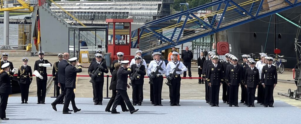 Der Inspekteur der Marine, Vizeadmiral Jan Christian Kaack, schreitet die Ehrenformation ab.
