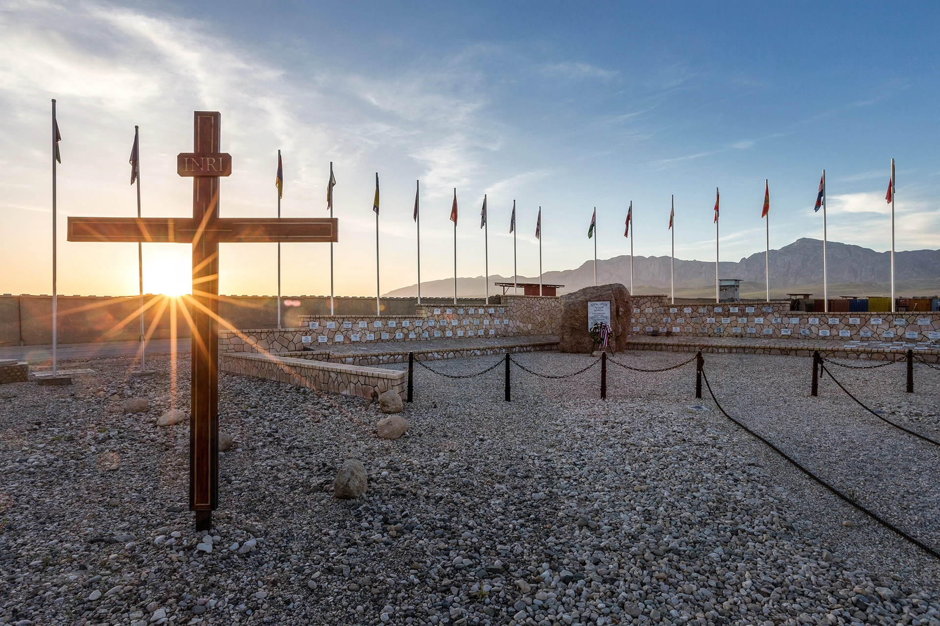 Der Ehrenhain im Camp Marmal in Afghanistan bei Sonnenaufgang.