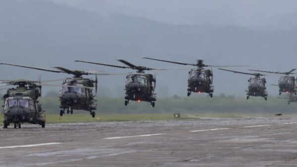 Heeresflieger: Ein Schwarm deutscher NH90 im Landeanflug. Foto- Bundeswehr:Frederik Ströhlein