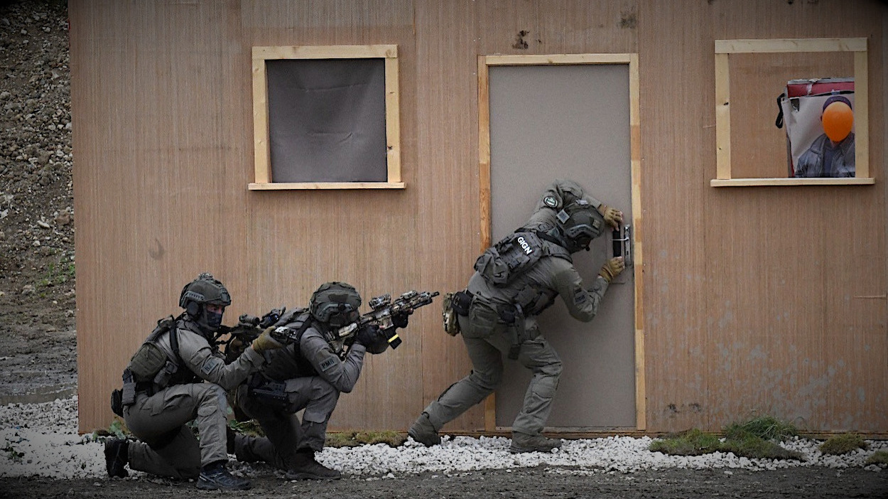 Ein Team des GIGN bei der Vorbereitung einer Türöffnung durch Sprengladung auf der Eurosatory in Paris. Anschließend wurden die Terroristen neutralisiert und die Geiseln befreit. Sicherlich eine Aktion, die in Frankreich aktuell und in Vorbereitung auf die Sommerspiele oft geübt wird.