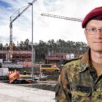 Brigadegeneral Alexander Krone, der seit Juni 2024 Kommandeur des Kommando Spezialkräfte ist, vor den laufenden Umbaumaßnahmen beim KSK.