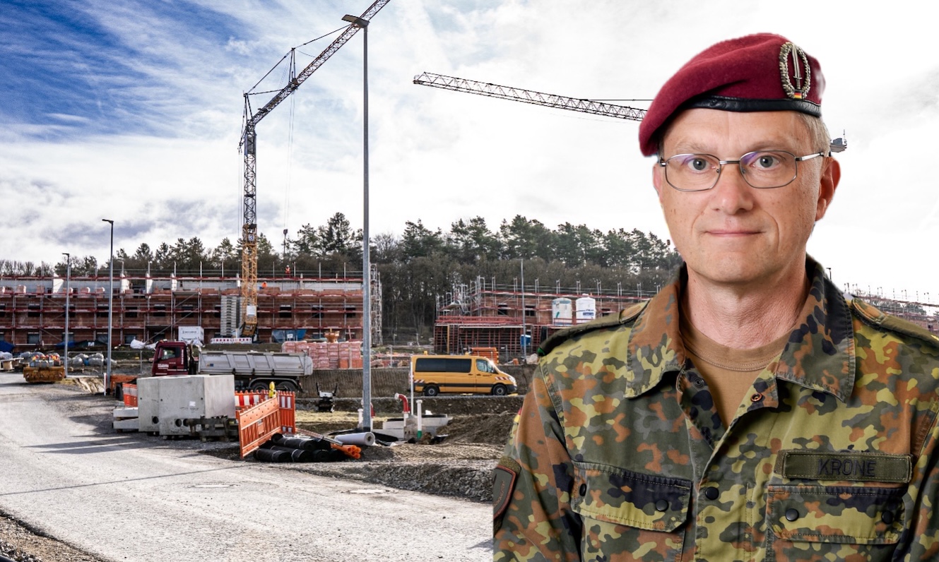 Brigadegeneral Alexander Krone, der seit Juni 2024 Kommandeur des Kommando Spezialkräfte ist, vor den laufenden Umbaumaßnahmen beim KSK.