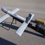 FPV-Drohnen: Eine russische V2U-Loitering-Munition, die auf ihrer Katapultvorrichtung präsentiert wird.