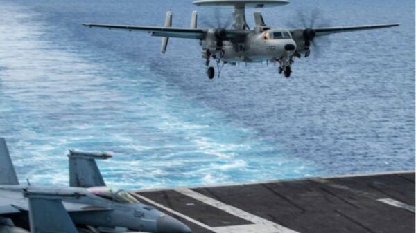 Eine von Northrop Grumman gebaute E-2D Hawkeye landet auf dem Flugdeck an Bord der USS Ronald Reagan im indopazifischen Raum während des Flugbetriebs in der Philippinischen See am 14. Juni. (Bildnachweis- U.S. Navy)