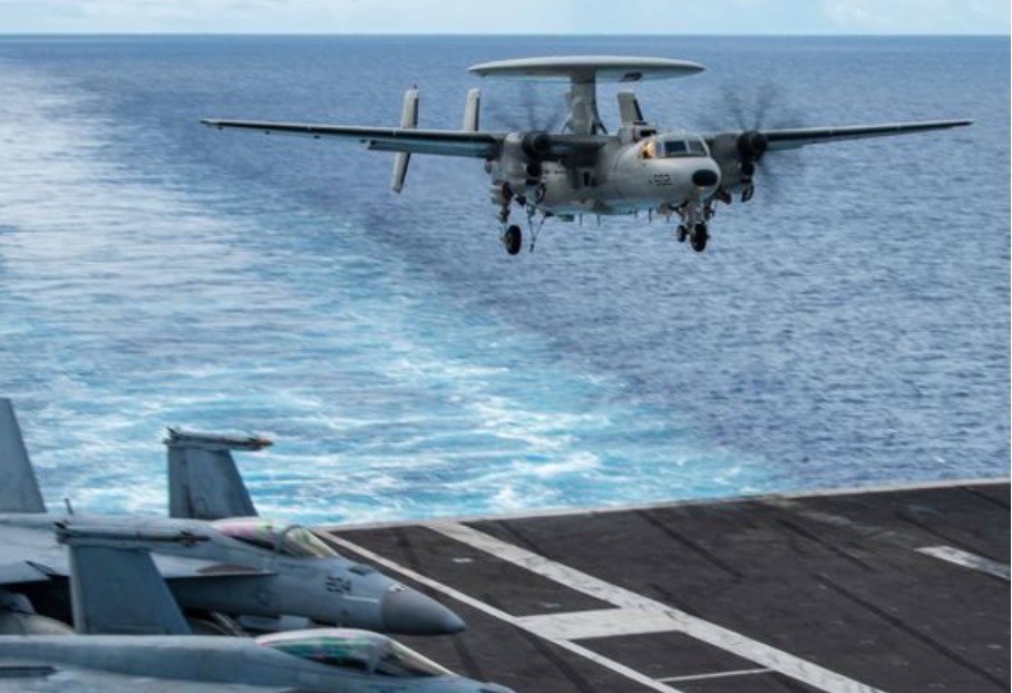 Eine von Northrop Grumman gebaute E-2D Hawkeye landet auf dem Flugdeck an Bord der USS Ronald Reagan im indopazifischen Raum während des Flugbetriebs in der Philippinischen See am 14. Juni. (Bildnachweis- U.S. Navy)