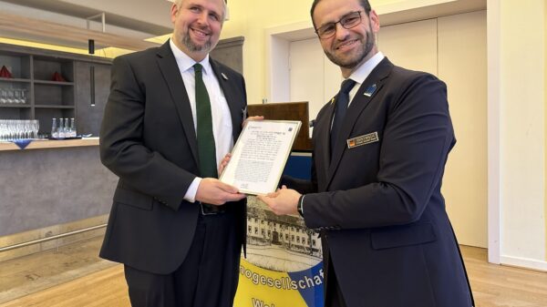 Der neue Kölner Militärrabbiner David Geballe (links im Bild) erhält durch Militärbundesrabbiner Zsolt Balla zur Amtseinführung ein Gebet.