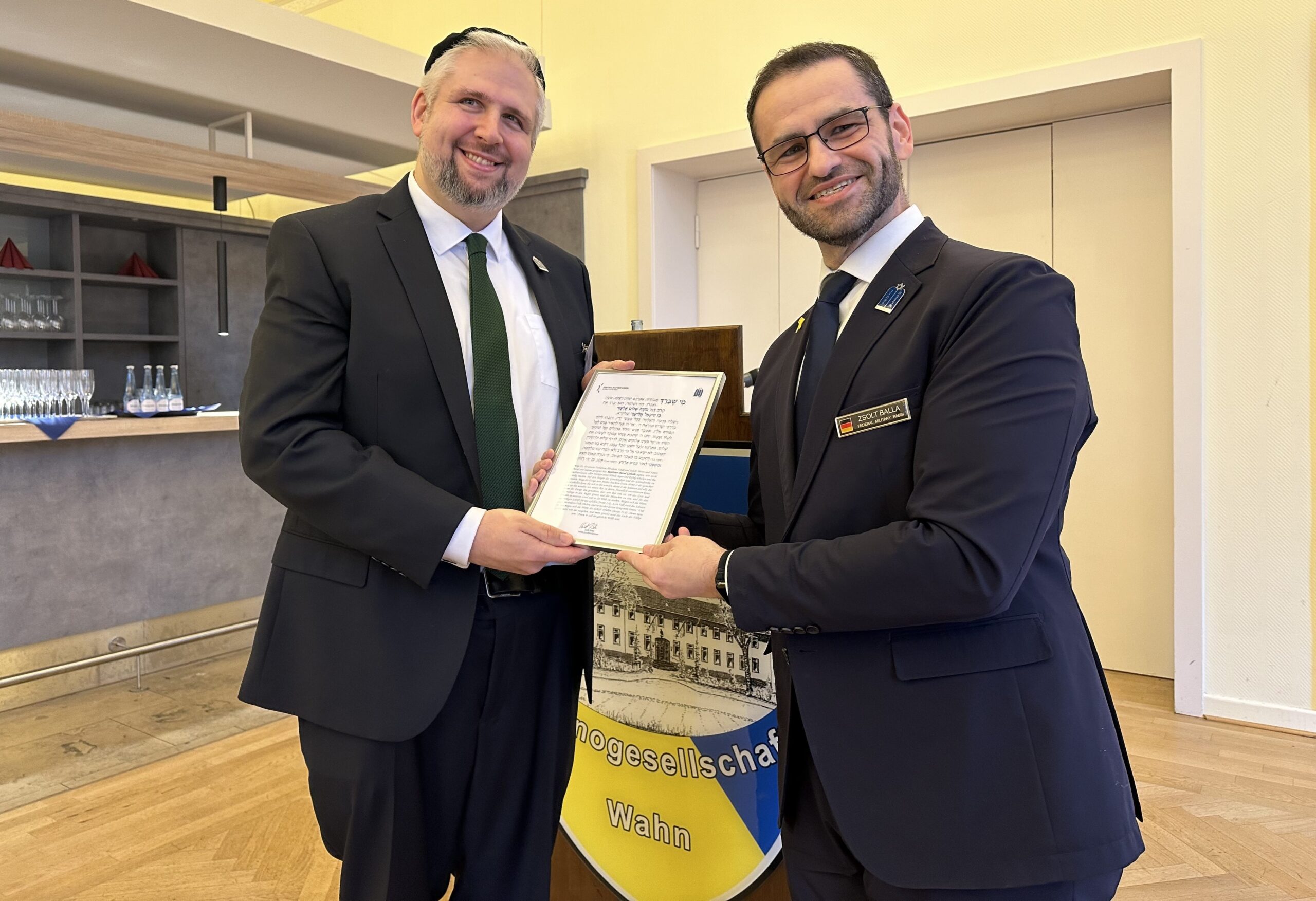 Der neue Kölner Militärrabbiner David Geballe (links im Bild) erhält durch Militärbundesrabbiner Zsolt Balla zur Amtseinführung ein Gebet.