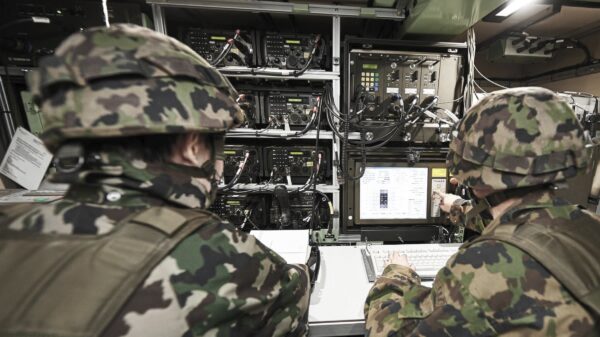 Blick in die Einsatzzentrale in einem Container. Die Containerbauweise der miFAP-Systeme ermöglicht den flexiblen und vor allem autonomen Einsatz.