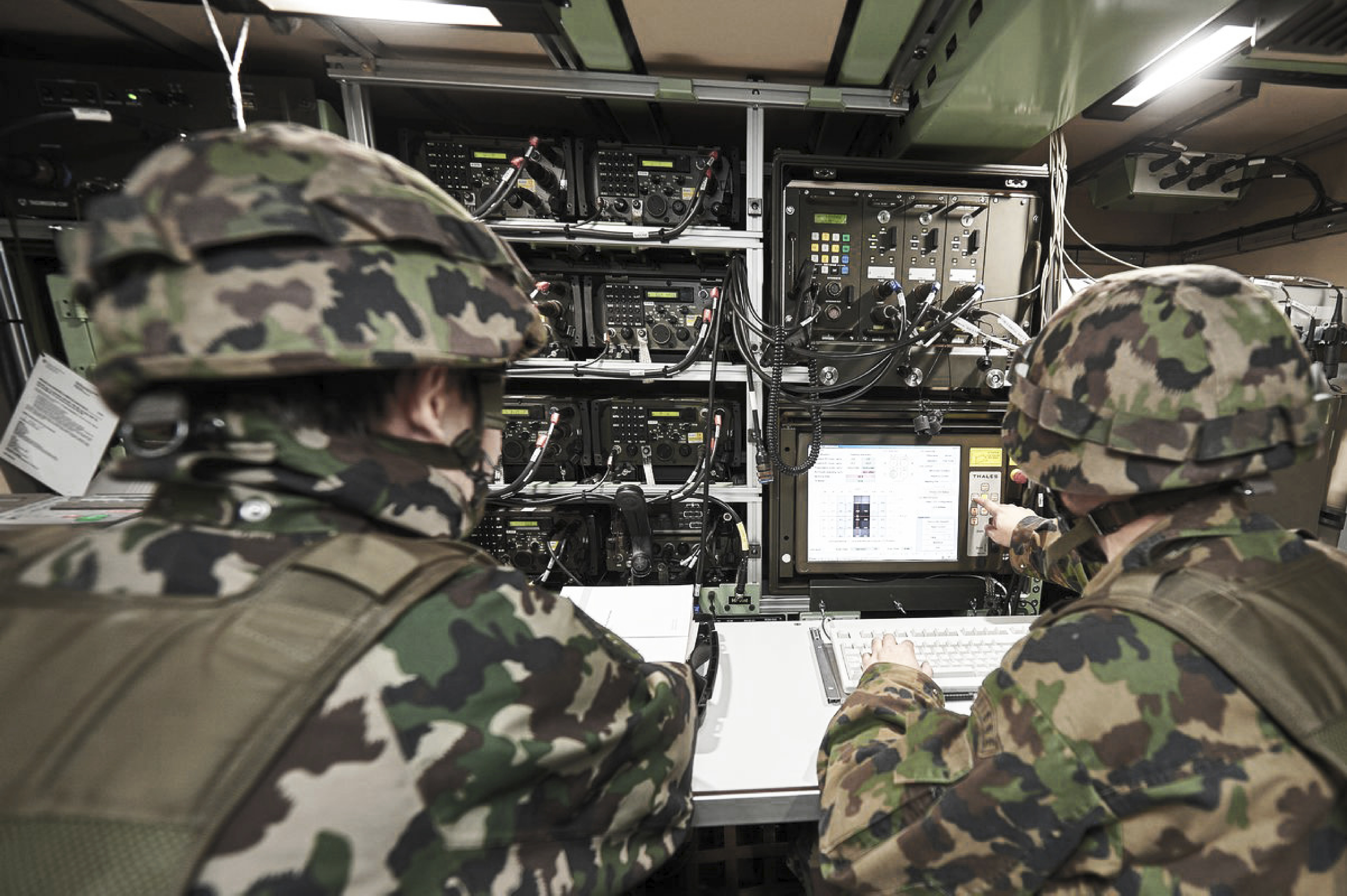 TTEL-Service: Militärische Kommunikation in Echtzeit: Bedienung des TTEL-Systems durch Soldaten in einer mobilen Einsatzzentrale – vernetzt, skalierbar und einsatzbereit in jedem Szenario.