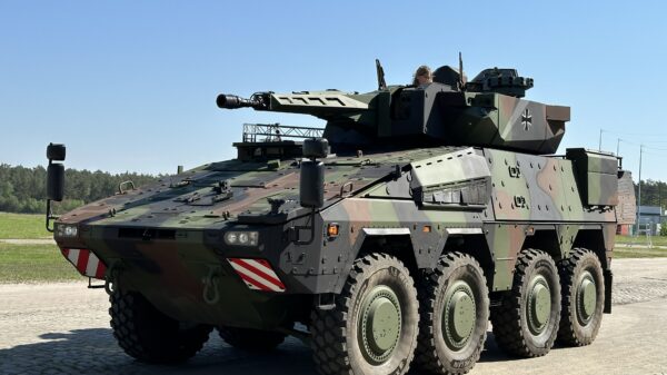 Staatssekretärin Siemtje Möller im Nachweismuster Schwerer Waffenträger Infanterie, der heute in Unterlüß an die Bundeswehr übergeben wurde.