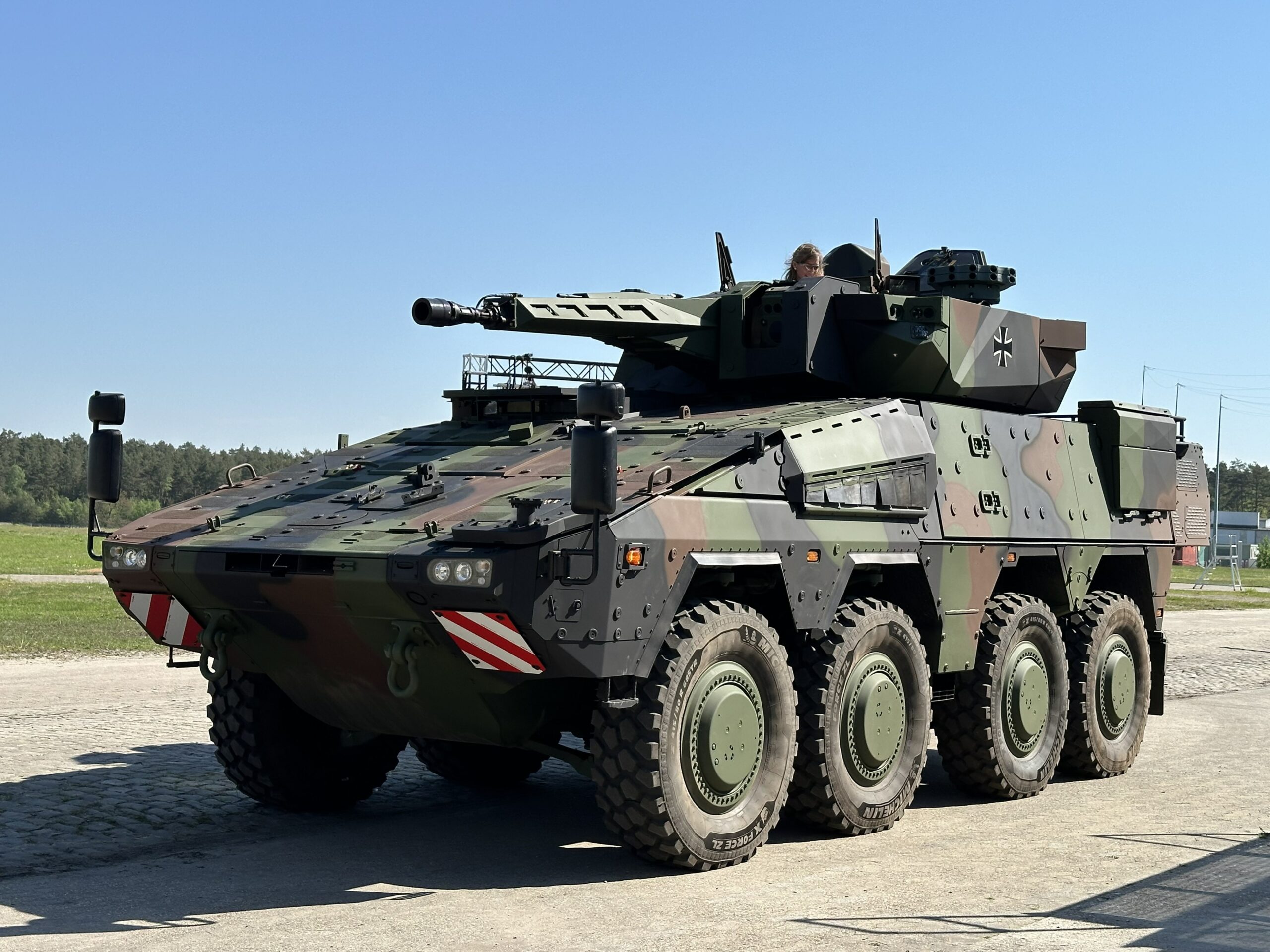 Staatssekretärin Siemtje Möller im Nachweismuster Schwerer Waffenträger Infanterie, der heute in Unterlüß an die Bundeswehr übergeben wurde.